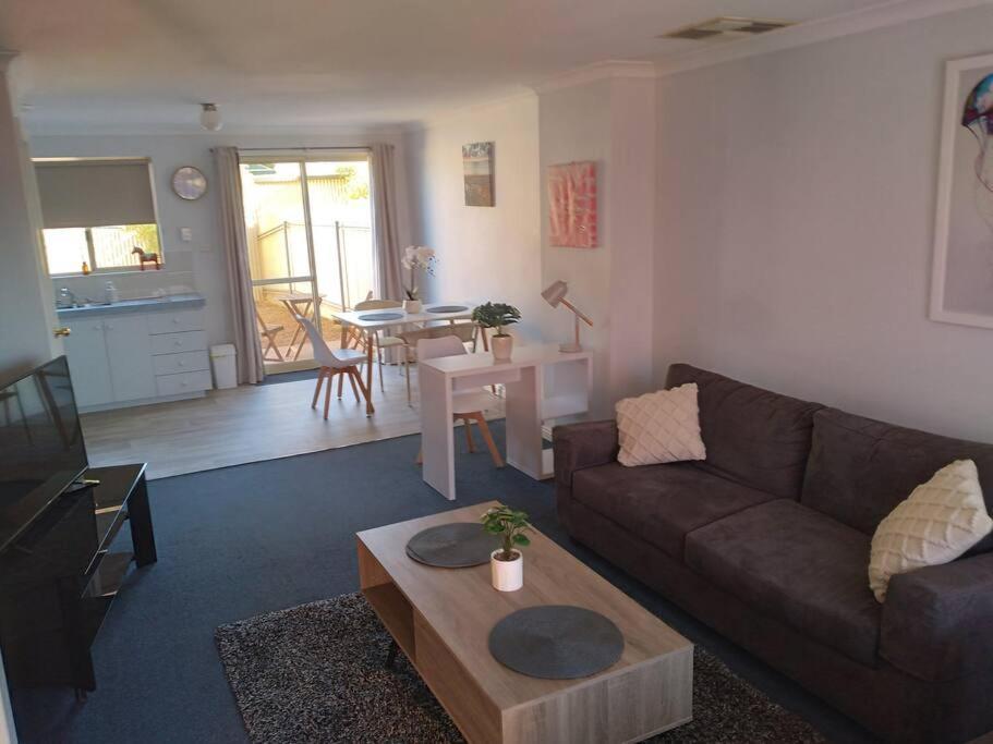 קלגורלי Cosy 2 Bedroom Unit In A Secure Gated Complex מראה חיצוני תמונה